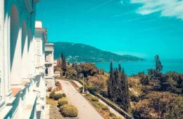 Такси из аэропорта Симферополя в Ливадию по низкой цене с Black Sea.