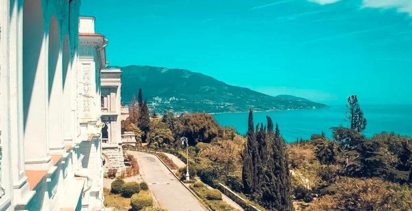 Такси из аэропорта Симферополя в Ливадию по низкой цене с Black Sea.