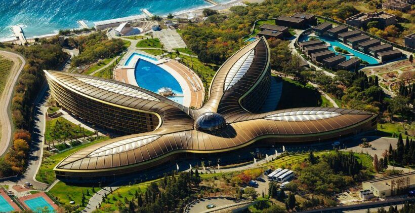 Такси из аэропорт Симферополя в Мрию и обратно с сервисом Black Sea от 2180 рублей.